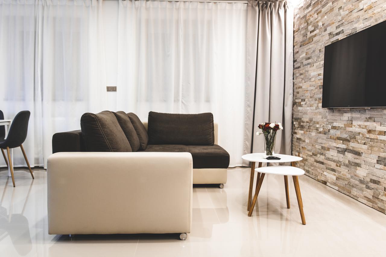 Silesia Residence Острава Экстерьер фото A living room with a flat screen television