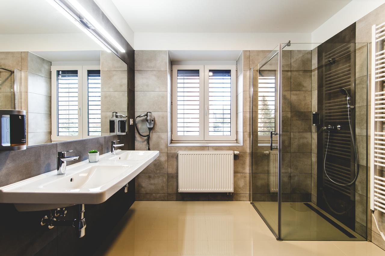 Silesia Residence Острава Экстерьер фото Bathroom with shower