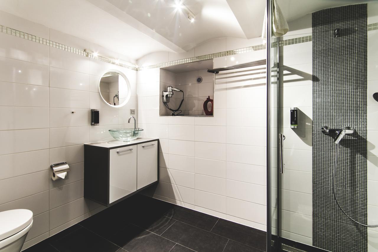Silesia Residence Острава Экстерьер фото Bathroom with shower